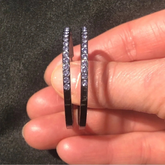 Fifth Avenue Collection pendant necklace and  hoop earring set (purple Ombré) - Picture 5 of 10